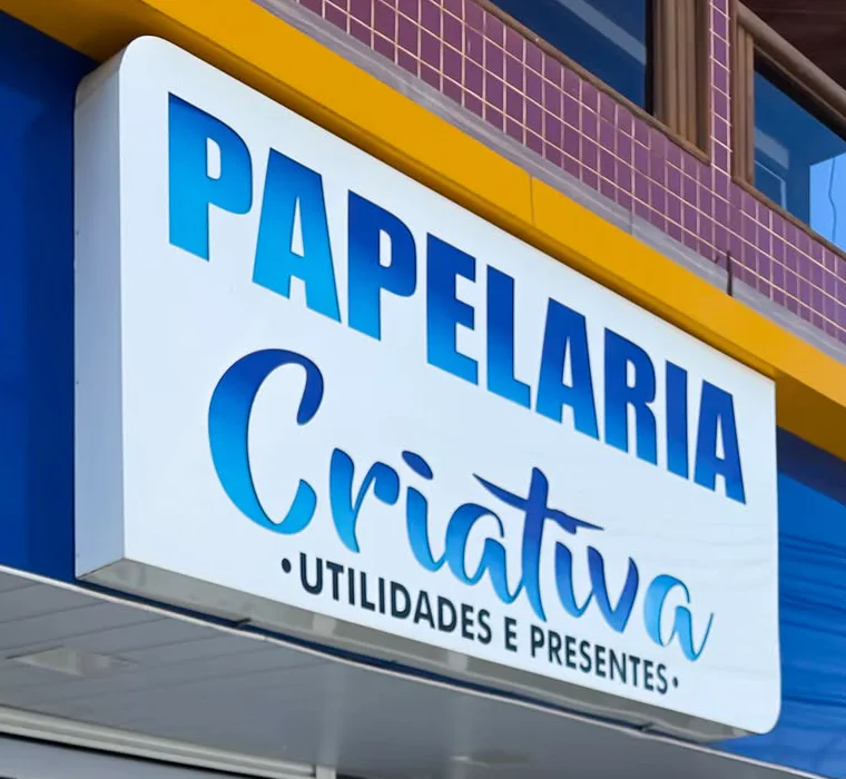 Placa da fachada: Papelaria Criativa, utilidades e presentes, em azul sobre fundo branco
